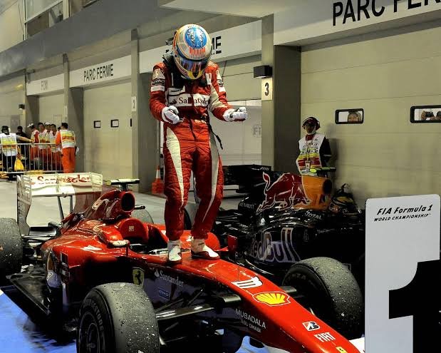 JunaidSamodien_'s tweet photo. Fernando Alonso won the 2010 Singapore Grand Prix from pole position #OnThisDay, with Sebastian Vettel finishing second for Red Bull, followed by his teammate Mark Webber in third.
The victory propelled Alonso to second place in the 2010 Drivers’ Championship, just eleven points behind the leader, Mark Webber.
📸SalRacingF1