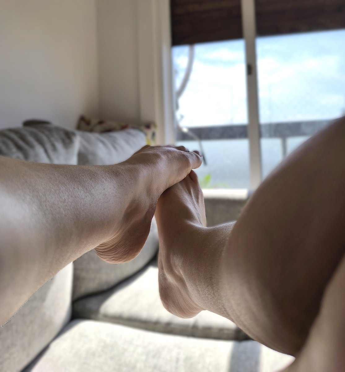 YourSweetAg's tweet photo. I love lying back on the sofa when the sun hits me.😏🌞
...
𝐴𝑚𝑜 𝑟𝑒𝑐𝑜𝑠𝑡𝑎𝑟𝑚𝑒 𝑒𝑛 𝑒𝑙 𝑠𝑖𝑙𝑙𝑜𝑛 𝑐𝑢𝑎𝑛𝑑𝑜 𝑚𝑒 𝑑𝑎 𝑒𝑙 𝑠𝑜𝑙
#Kinks #Feet #Foot #FeetFetısh #FootFetısh #FeetGoddess #WorshipMe #FeetLover
#legs https://t.co/K0PxkVKxrG