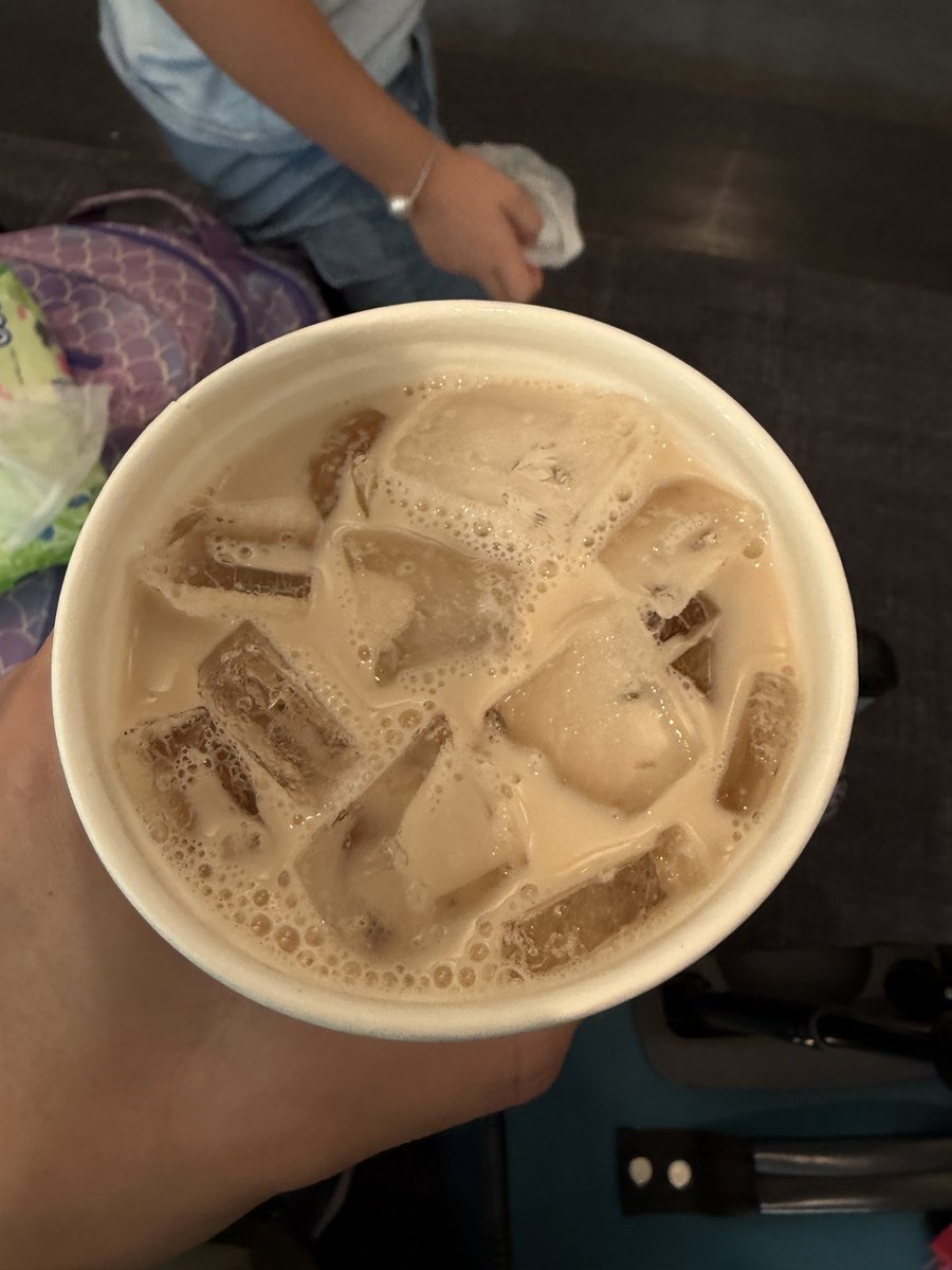 Miamyaneko's tweet photo. ついた🇨🇦
乗り換えまでスタバで休憩☕️
これ可愛くない？🤎日本にはポップのお菓子って見ないなー🤔

Arrived in Canada 🇨🇦 
Relaxing with drinks and a cake pop at a Starbucks. 
I’ve never seen this cake pop🤎 in Japan. Only 🇺🇸&amp; 🇨🇦?
#arrived #canada #transfer #cakepop 
#starbucks #スタバ https://t.co/OEnyq7rGY4