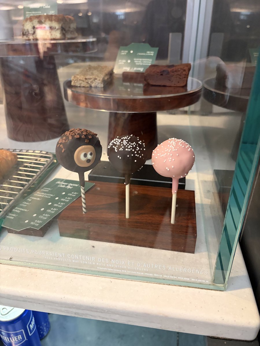 Miamyaneko's tweet photo. ついた🇨🇦
乗り換えまでスタバで休憩☕️
これ可愛くない？🤎日本にはポップのお菓子って見ないなー🤔

Arrived in Canada 🇨🇦 
Relaxing with drinks and a cake pop at a Starbucks. 
I’ve never seen this cake pop🤎 in Japan. Only 🇺🇸&amp; 🇨🇦?
#arrived #canada #transfer #cakepop 
#starbucks #スタバ https://t.co/OEnyq7rGY4