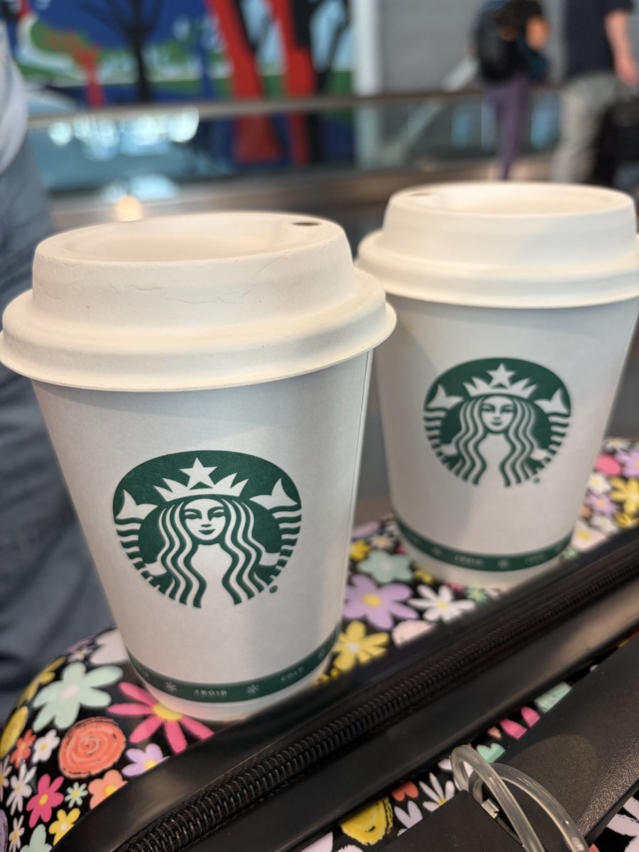 Miamyaneko's tweet photo. ついた🇨🇦
乗り換えまでスタバで休憩☕️
これ可愛くない？🤎日本にはポップのお菓子って見ないなー🤔

Arrived in Canada 🇨🇦 
Relaxing with drinks and a cake pop at a Starbucks. 
I’ve never seen this cake pop🤎 in Japan. Only 🇺🇸&amp; 🇨🇦?
#arrived #canada #transfer #cakepop 
#starbucks #スタバ https://t.co/OEnyq7rGY4