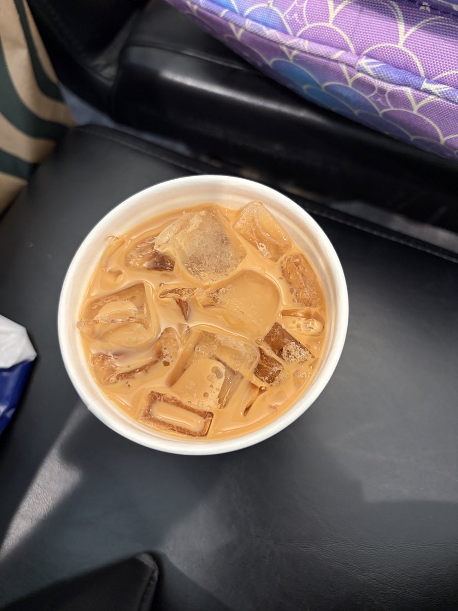 Miamyaneko's tweet photo. ついた🇨🇦
乗り換えまでスタバで休憩☕️
これ可愛くない？🤎日本にはポップのお菓子って見ないなー🤔

Arrived in Canada 🇨🇦 
Relaxing with drinks and a cake pop at a Starbucks. 
I’ve never seen this cake pop🤎 in Japan. Only 🇺🇸&amp; 🇨🇦?
#arrived #canada #transfer #cakepop 
#starbucks #スタバ https://t.co/OEnyq7rGY4