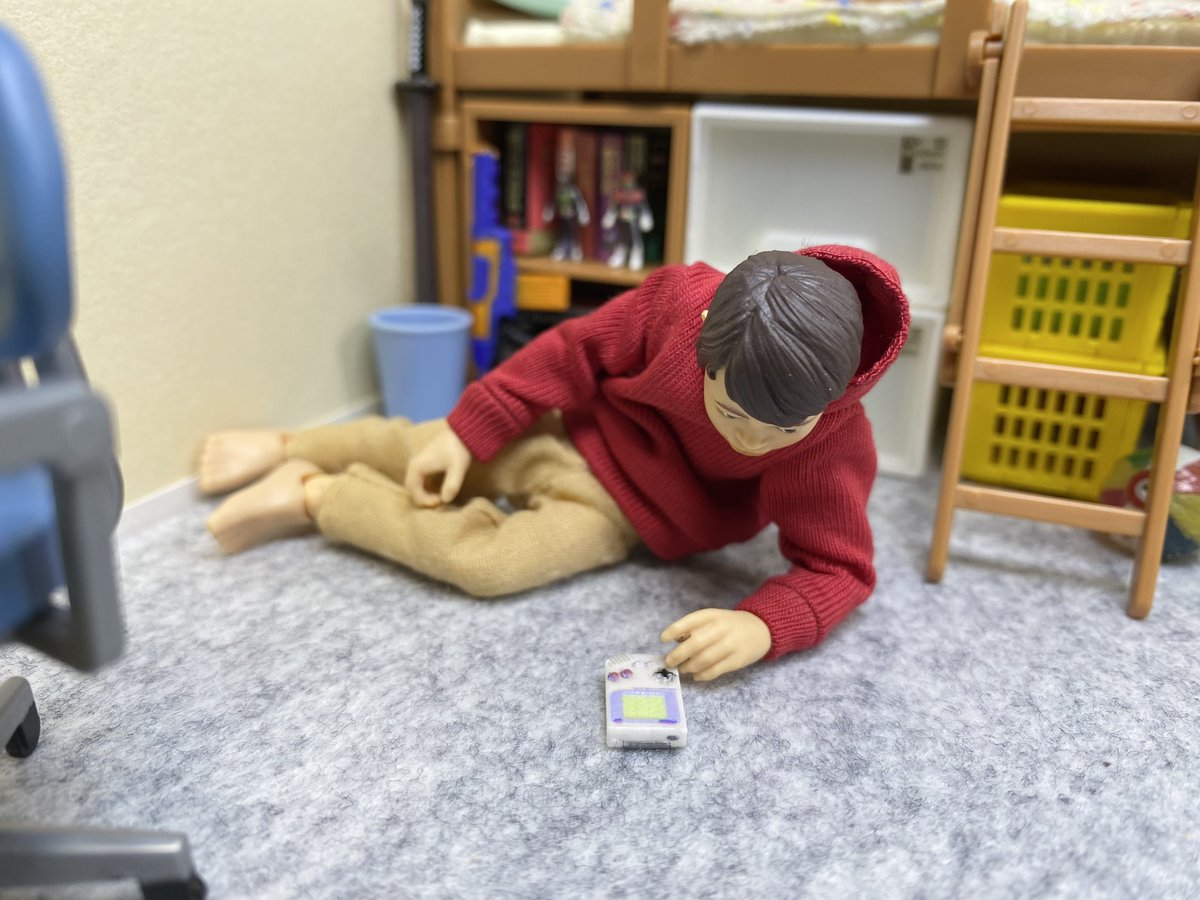 imesuke4's tweet photo. ゲームボーイ風？のネイルパーツが1/12フィギュアに使えるサイズだったよ https://t.co/NQEB67oHY0