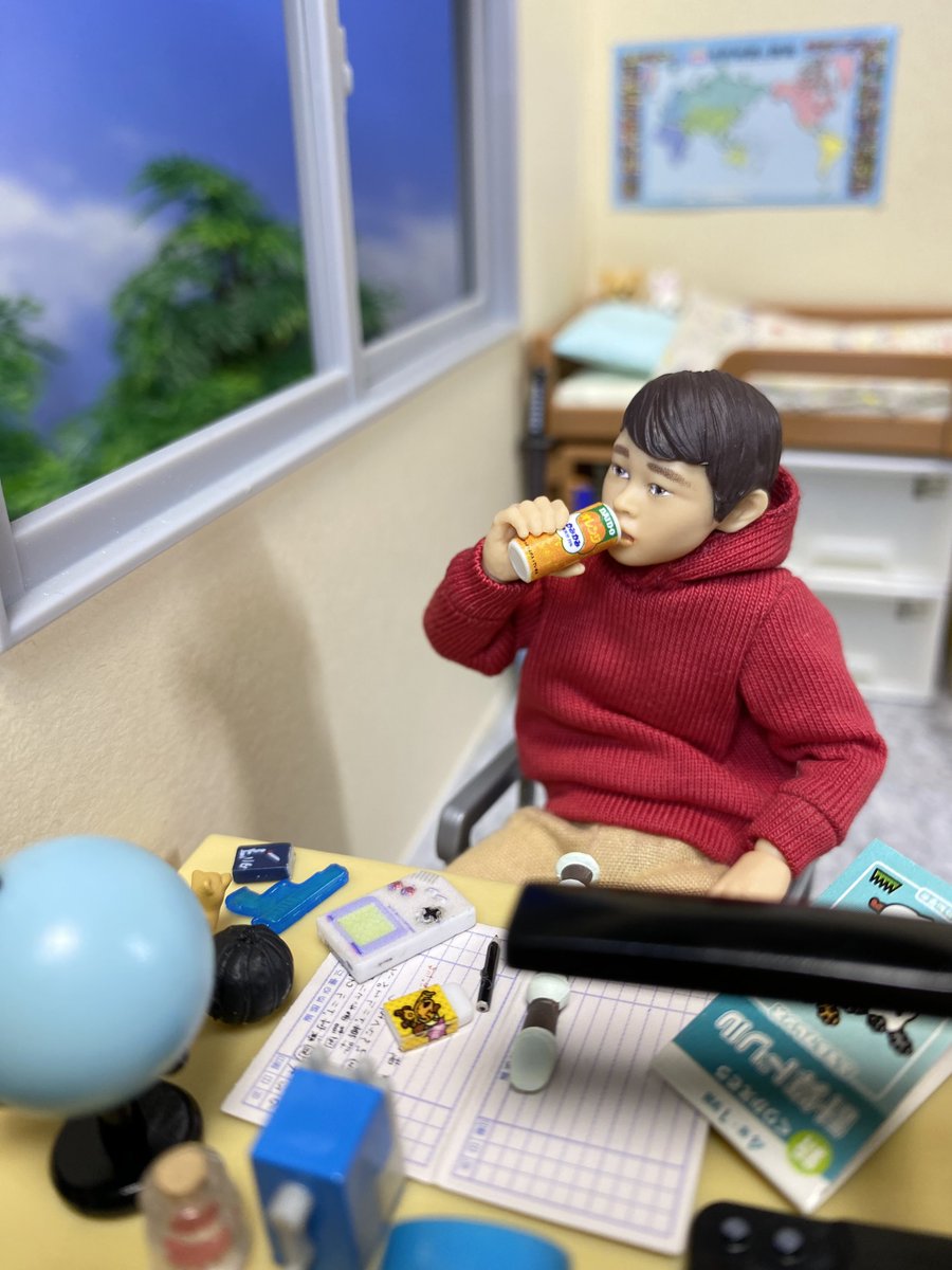imesuke4's tweet photo. ゲームボーイ風？のネイルパーツが1/12フィギュアに使えるサイズだったよ https://t.co/NQEB67oHY0