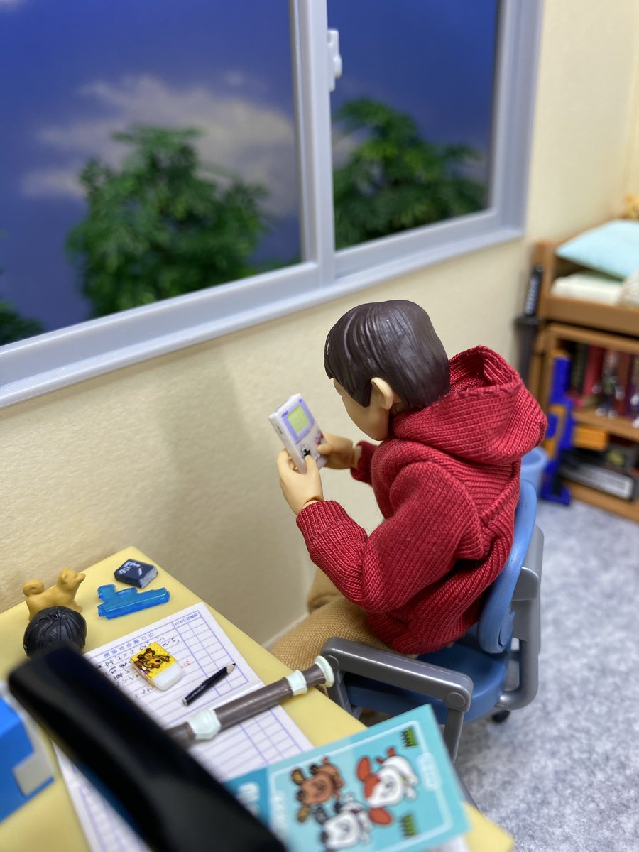 imesuke4's tweet photo. ゲームボーイ風？のネイルパーツが1/12フィギュアに使えるサイズだったよ https://t.co/NQEB67oHY0