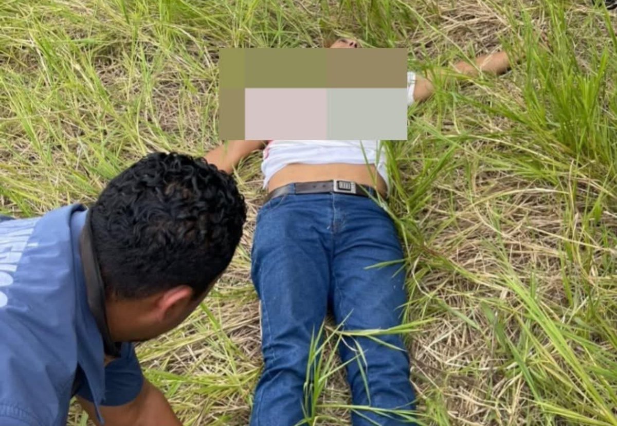 LaDenuncia_Tab's tweet photo. #Tragedia en Nacajuca!
Reportan el Asesinato del Conocido *"Don Erasmo"* ya que es Dueño y chofer de Combis, luego de sostener una riña con su Trabajador en una *Gasolinería conocida como "El Carmelo"* del Municipio de Nacajuca.

Luego de los "HECHOS" se localizó al Chófer y trabajador del occiso, quien, minutos antes, presuntamente le había privado de la vida a su patrón en la gasolinera  #ElCarmelo.

Testigos señalan que fue seguido hasta la *Ranchería Vainilla*, donde, al verse rodeado, lamentablemente por la Policía Municipal decidió quitarse la vida. #ReporteEspecial🚨