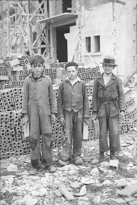 caminantes21's tweet photo. Para los jóvenes que creen que con Franco se vivía mejor y que piensan votar a VOX, aquí os dejo esta foto. Así es como los niños estudiaban antes Conocimiento del Medio. 10 horas al día... https://t.co/fK58LJGJjL