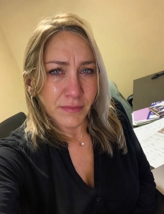 Jennifer82729's tweet photo. I'm very sad 😭😭 because I'm single 

#JenniferAniston #thewholeworld https://t.co/BFVkbEcMs5
