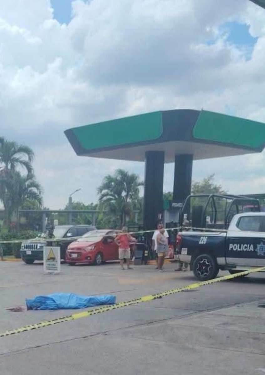 LaDenuncia_Tab's tweet photo. #Tragedia en Nacajuca!
Reportan el Asesinato del Conocido *"Don Erasmo"* ya que es Dueño y chofer de Combis, luego de sostener una riña con su Trabajador en una *Gasolinería conocida como "El Carmelo"* del Municipio de Nacajuca.

Luego de los "HECHOS" se localizó al Chófer y trabajador del occiso, quien, minutos antes, presuntamente le había privado de la vida a su patrón en la gasolinera  #ElCarmelo.

Testigos señalan que fue seguido hasta la *Ranchería Vainilla*, donde, al verse rodeado, lamentablemente por la Policía Municipal decidió quitarse la vida. #ReporteEspecial🚨