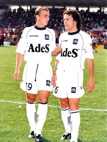 StratocasterM68's tweet photo. Esteban Cambiasso y Gabriel Milito. Independiente, temporada 2000/2001. https://t.co/buIYLa4qoG