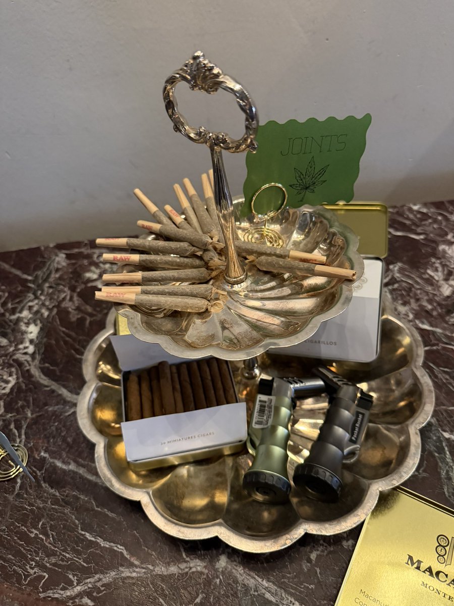 AlainGarlic's tweet photo. GOD BLESS A MINNEAPOLIS WEDDING PARTY FAVORS 🫡🧄 https://t.co/UTHYn5GfYK