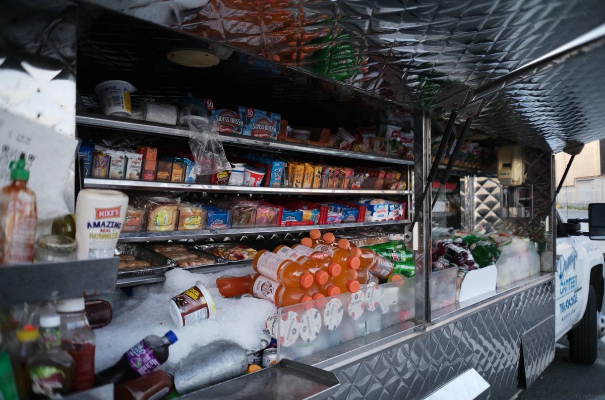 phunt54's tweet photo. Breakfast costs six dollars, plus a two-dollar tip. In the harbor district, the man sets up his breakfast cart daily from 4:30 to 5:30; after 5:30, he drives off to set up shop elsewhere. https://t.co/nPLZUFiRft
