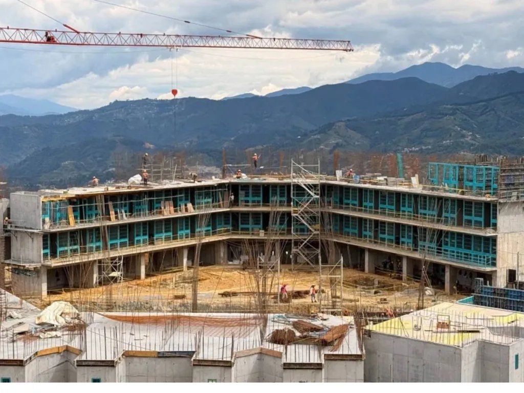 lasillavacia's tweet photo. Medellín construye la primera cárcel del país mediante una alianza público-privada.

⛓️Es el modelo más concreto para las megacárceles que De la Espriella prometió ante la falta de un plan nacional detallado.
💵Entre tanto, el gobierno recortó 99% para nuevas cárceles.

Va 🧵 https://t.co/8BiPqd3ERW