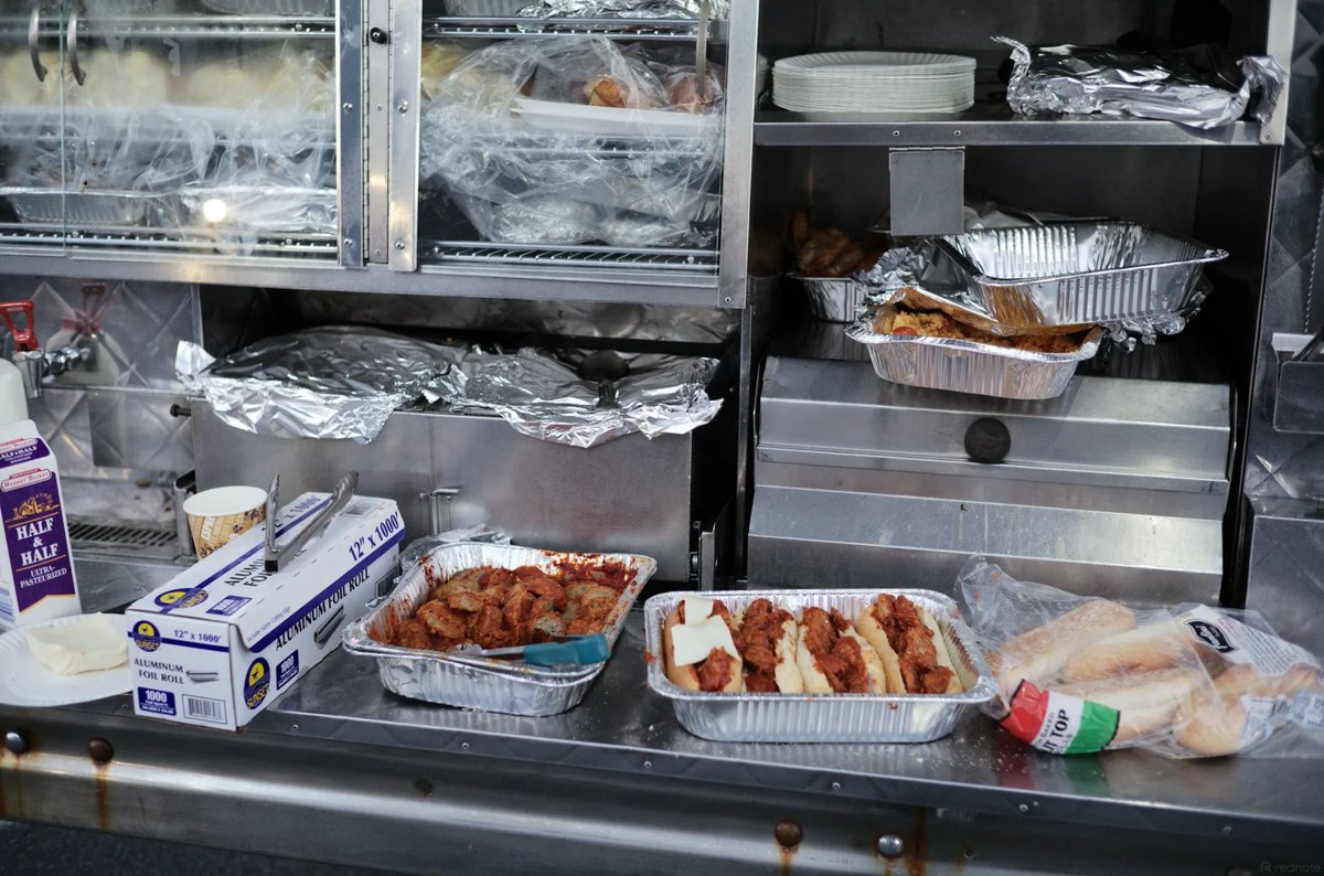 phunt54's tweet photo. Breakfast costs six dollars, plus a two-dollar tip. In the harbor district, the man sets up his breakfast cart daily from 4:30 to 5:30; after 5:30, he drives off to set up shop elsewhere. https://t.co/nPLZUFiRft