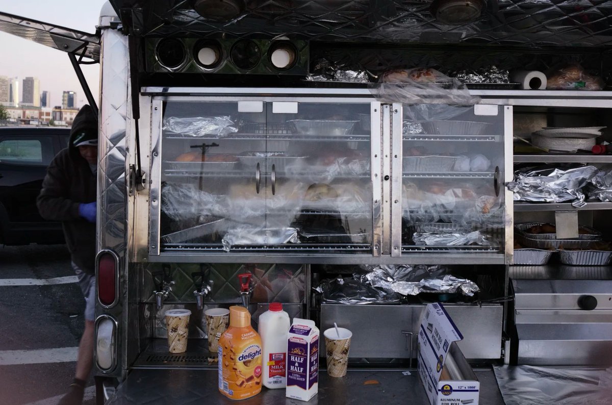 phunt54's tweet photo. Breakfast costs six dollars, plus a two-dollar tip. In the harbor district, the man sets up his breakfast cart daily from 4:30 to 5:30; after 5:30, he drives off to set up shop elsewhere. https://t.co/nPLZUFiRft