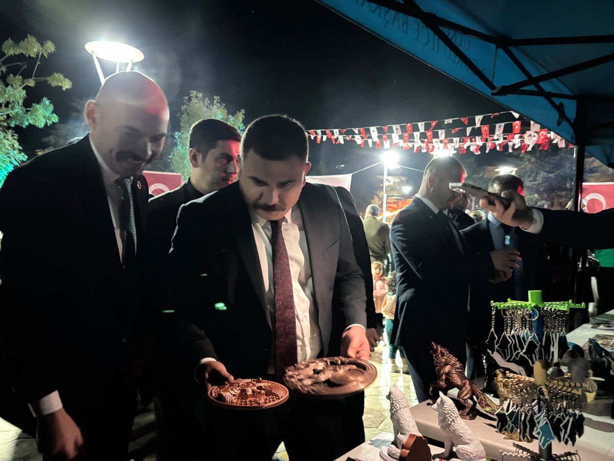 dalyan_abdullah's tweet photo. Ülkü Ocakları Sungurlu İlçe Başkanlığımızın standını ziyaret ederek teşkilatlarımızla bir araya geldik. Emekleri ve gayretleri için İlçe Başkanımız Alperen Altun’a ve tüm teşkilat mensuplarımıza teşekkür ediyorum. https://t.co/R8ZGfnbcYm