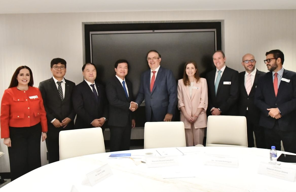 dmillan's tweet photo. En el Foro de Negocios México 🇲🇽- Corea del Sur 🇰🇷, gobiernos y empresarios de ambos países acordaron incrementar las inversiones y el comercio.

El secretario Marcelo Ebrard dio la bienvenida al presidente Lee Jae-myung, quien reconoció la visión de la presidenta Sheinbaum. https://t.co/TemASwYPvo