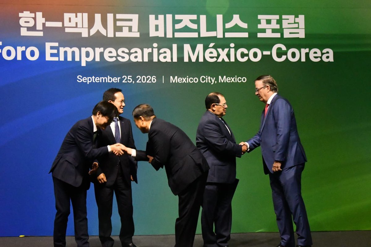 dmillan's tweet photo. En el Foro de Negocios México 🇲🇽- Corea del Sur 🇰🇷, gobiernos y empresarios de ambos países acordaron incrementar las inversiones y el comercio.

El secretario Marcelo Ebrard dio la bienvenida al presidente Lee Jae-myung, quien reconoció la visión de la presidenta Sheinbaum. https://t.co/TemASwYPvo