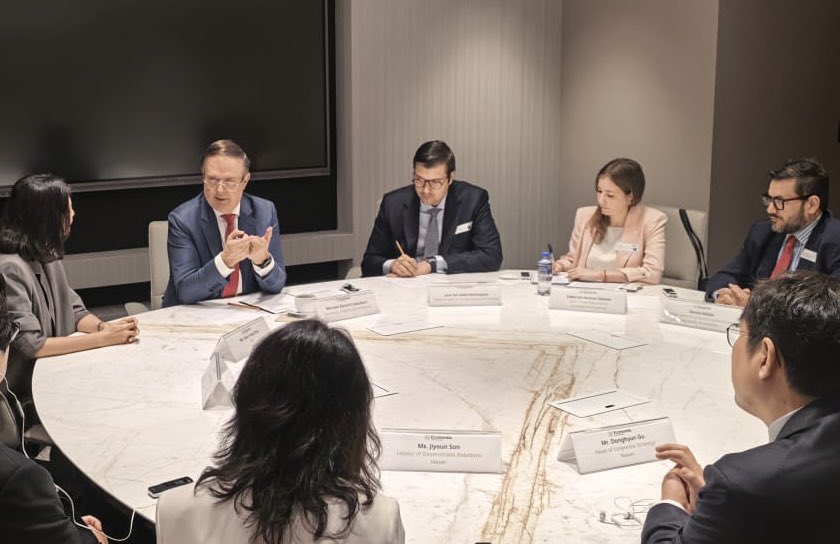 dmillan's tweet photo. En el Foro de Negocios México 🇲🇽- Corea del Sur 🇰🇷, gobiernos y empresarios de ambos países acordaron incrementar las inversiones y el comercio.

El secretario Marcelo Ebrard dio la bienvenida al presidente Lee Jae-myung, quien reconoció la visión de la presidenta Sheinbaum. https://t.co/TemASwYPvo