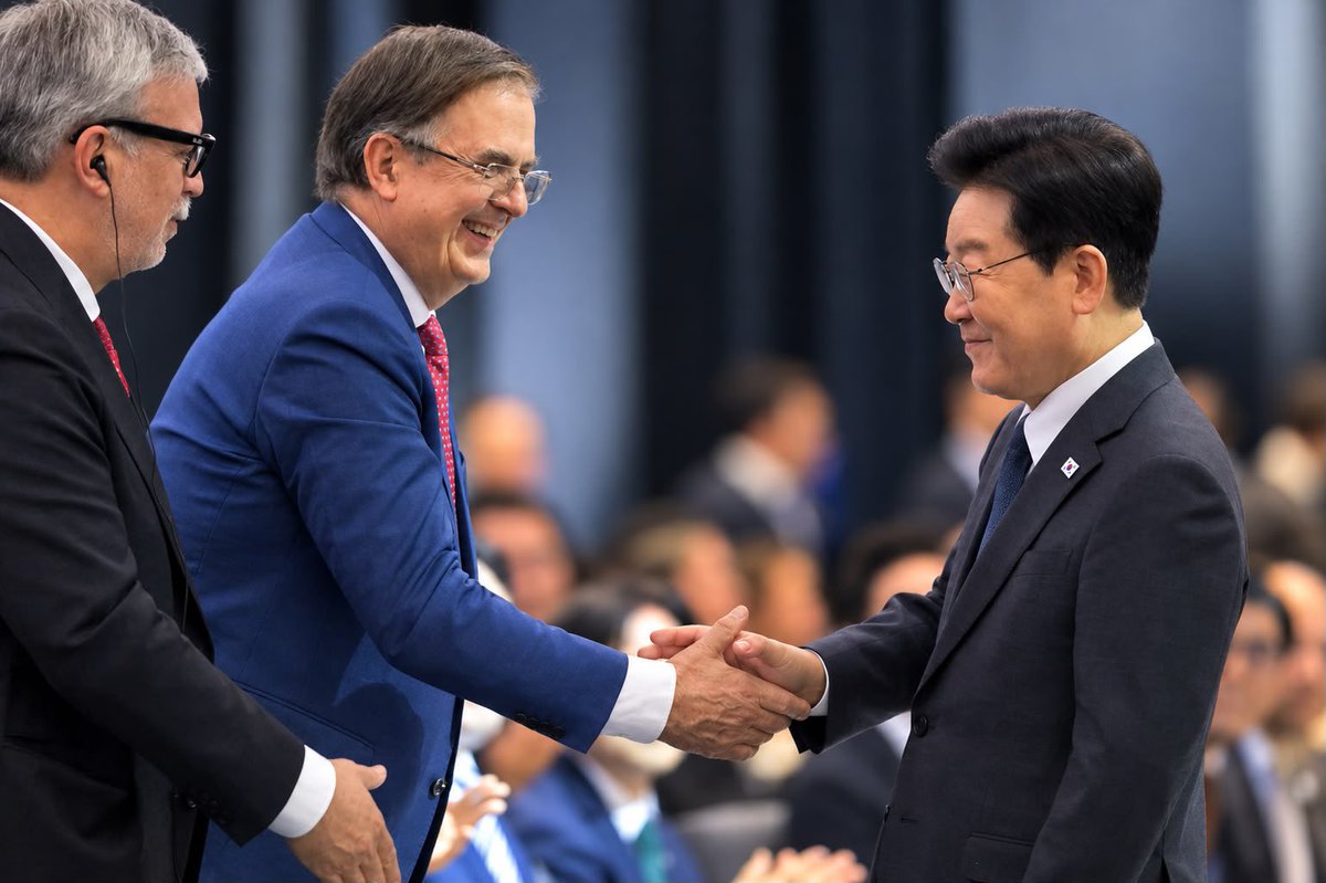 dmillan's tweet photo. En el Foro de Negocios México 🇲🇽- Corea del Sur 🇰🇷, gobiernos y empresarios de ambos países acordaron incrementar las inversiones y el comercio.

El secretario Marcelo Ebrard dio la bienvenida al presidente Lee Jae-myung, quien reconoció la visión de la presidenta Sheinbaum. https://t.co/TemASwYPvo