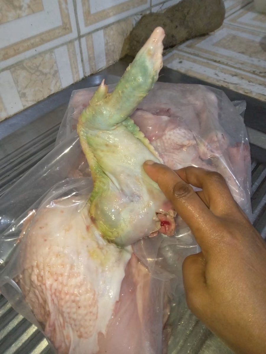 twenty4thgod's tweet photo. Guys what do you think can cause this greenish on a fresh chicken? 🐔 

Is it safe to consume or not? https://t.co/HEZapbyc09