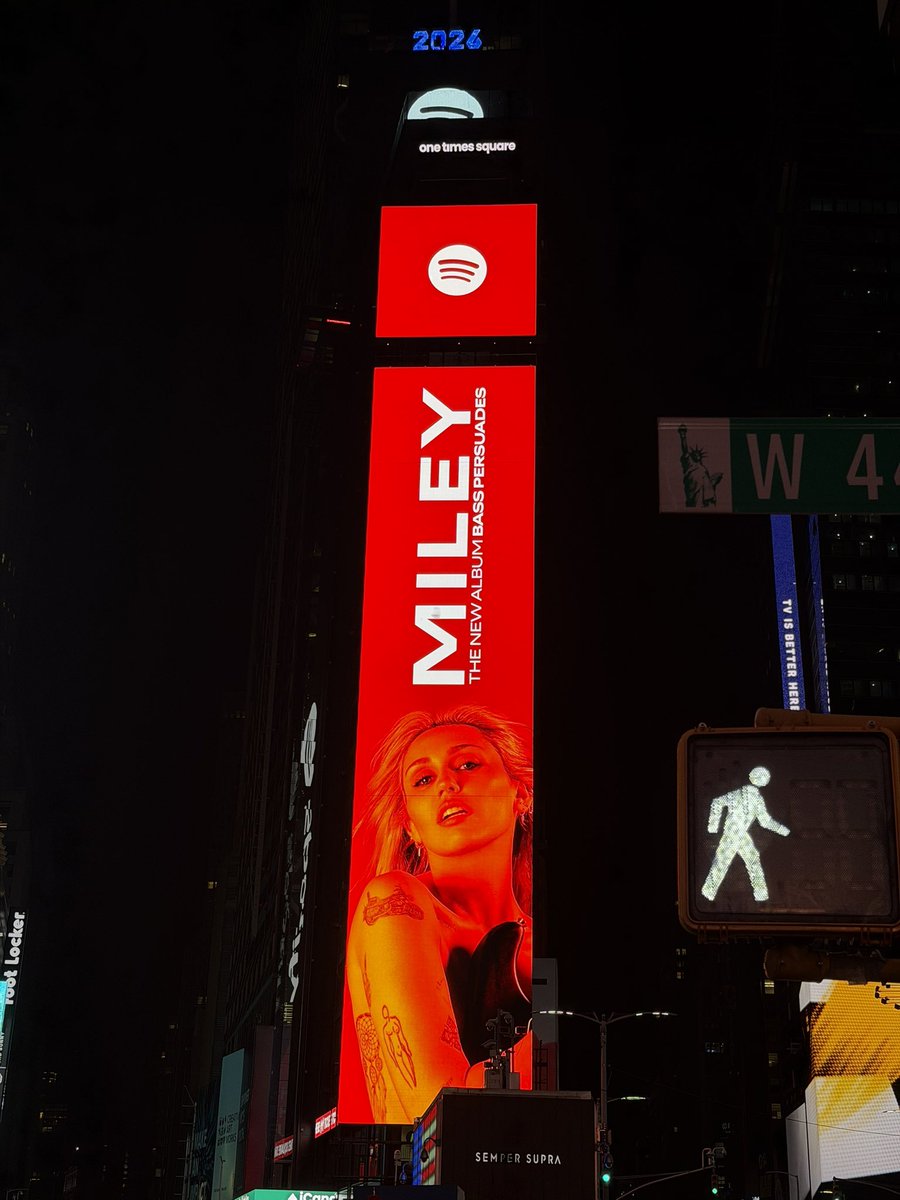 MileyUpdates's tweet photo. MILEY Taking Over Times Square NY https://t.co/BUMQxqq514