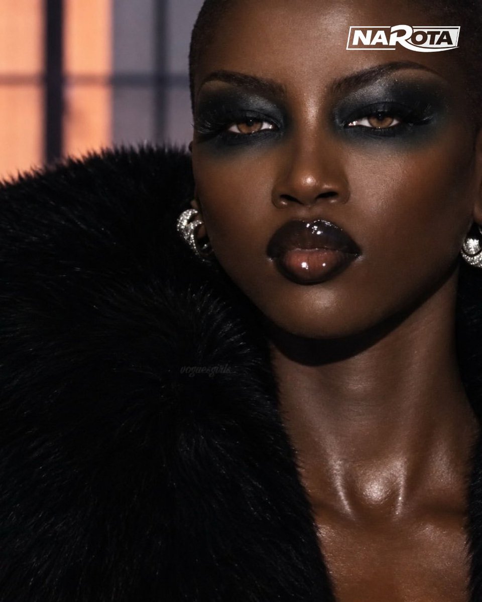 narotaofi's tweet photo. PODER! Anok Yai cruza a passarela da Gucci na coleção SS27 e entrega pura imponência em Milão! Eleita Modelo do Ano no Fashion Awards 2023, a top model domina com andar inconfundível. 👠✨🔥🤎👑#NaRota #AnokYai #Gucci #SS27 #Moda https://t.co/YUPFVXQfo0