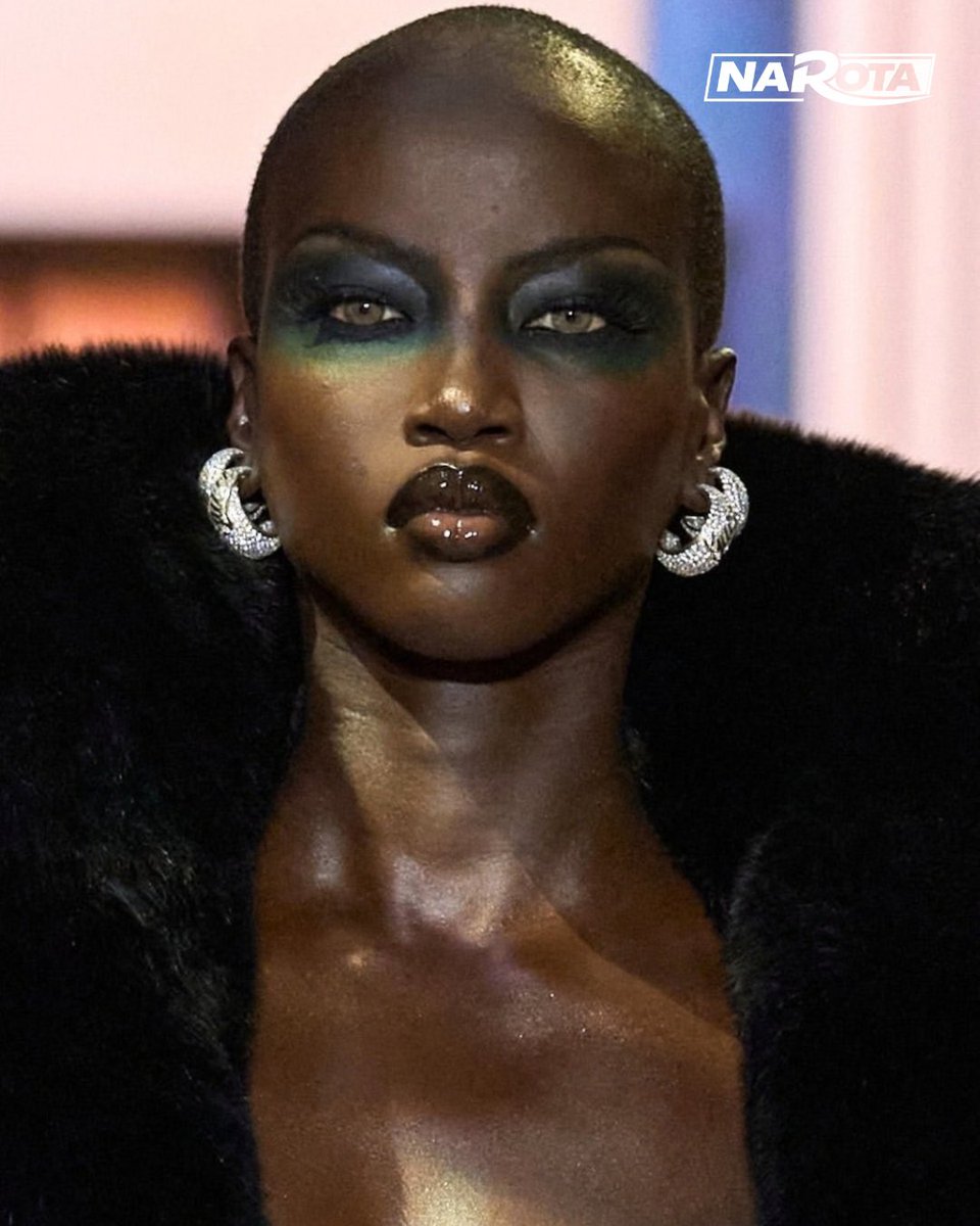 narotaofi's tweet photo. PODER! Anok Yai cruza a passarela da Gucci na coleção SS27 e entrega pura imponência em Milão! Eleita Modelo do Ano no Fashion Awards 2023, a top model domina com andar inconfundível. 👠✨🔥🤎👑#NaRota #AnokYai #Gucci #SS27 #Moda https://t.co/YUPFVXQfo0