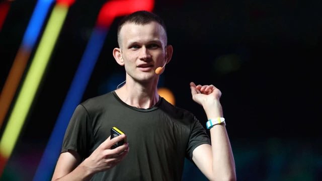 luchitolabsIA's tweet photo. APUESTA SU FORTUNA CONTRA LA IA 💰

El creador de Ethereum apostó el 90% de su fortuna a que la IA no hará caer el precio de Bitcoin.

Lo que debes saber:

⚠️ Un experto en riesgos de IA predijo que Bitcoin podría caer más del 50% en dos años.
✅ El argumento: la IA podría debilitar la seguridad informática que protege a la red.
👉 Vitalik Buterin respondió que confía en que Bitcoin puede adaptarse a esas amenazas.

💡 Por qué importa: mientras unos ven a la IA como una amenaza para las criptomonedas, otros apuestan literalmente su patrimonio a que no será así