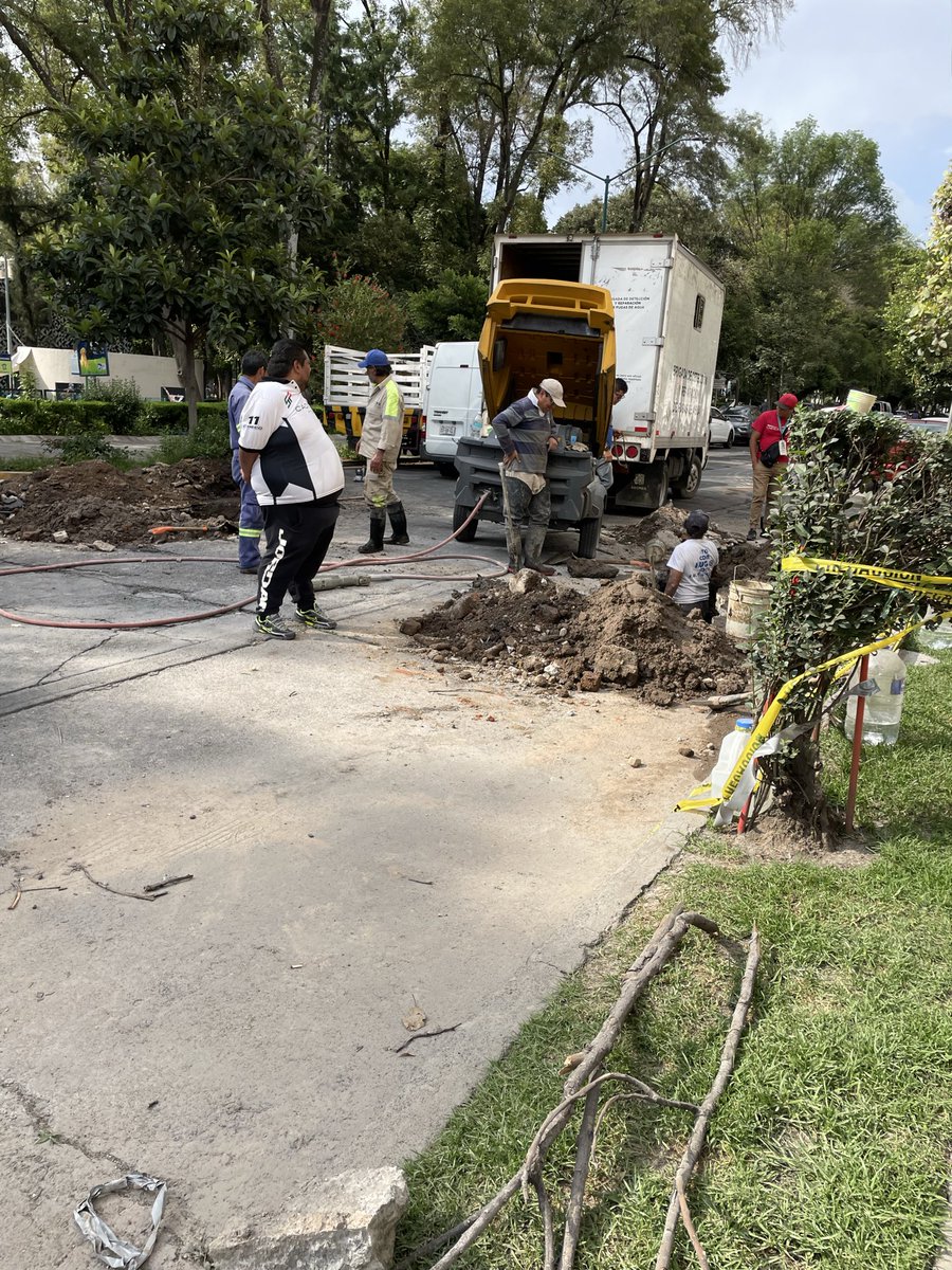 CamachoAnayesi's tweet photo. Necesitamos cambio de tubería y cierre de otra POR FAVOOOOR (hay una coladera donde un restaurante hecha sus desperdicios y ahora está tapada de favor @MHcesac @locatel_mx @LuisMendozaBJ @PAOTmx @GobiernoMX @GobCDMX @ClaraBrugadaM https://t.co/MsxBEPE6h6