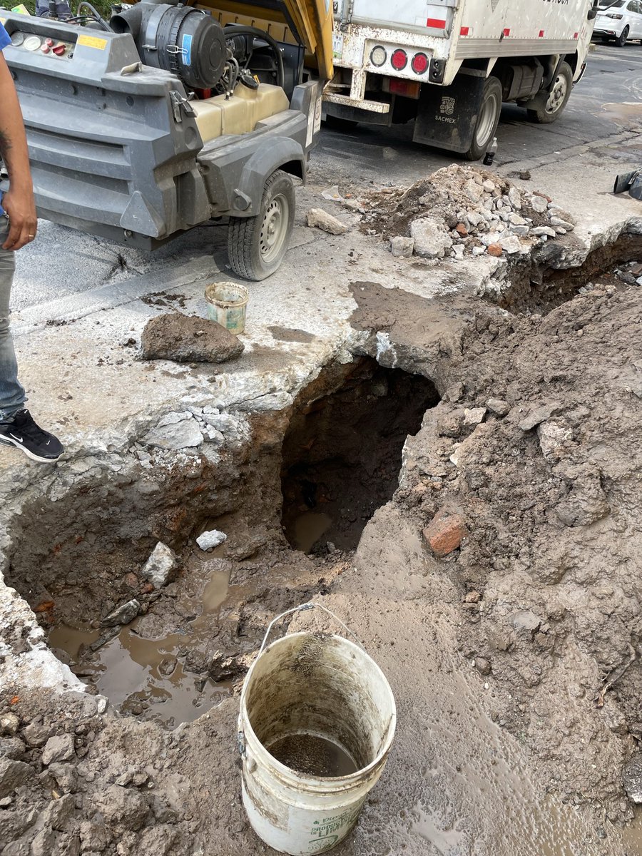 CamachoAnayesi's tweet photo. Necesitamos cambio de tubería y cierre de otra POR FAVOOOOR (hay una coladera donde un restaurante hecha sus desperdicios y ahora está tapada de favor @MHcesac @locatel_mx @LuisMendozaBJ @PAOTmx @GobiernoMX @GobCDMX @ClaraBrugadaM https://t.co/MsxBEPE6h6