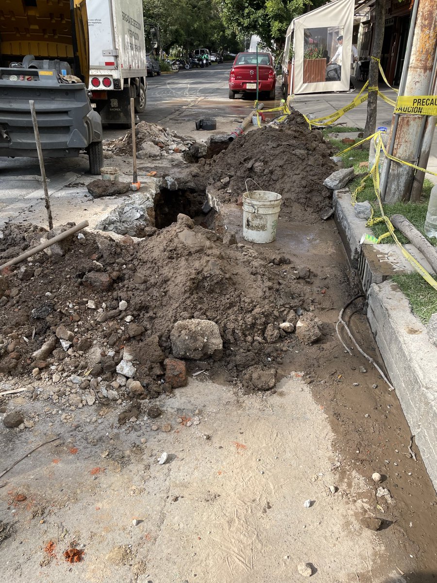 CamachoAnayesi's tweet photo. Necesitamos cambio de tubería y cierre de otra POR FAVOOOOR (hay una coladera donde un restaurante hecha sus desperdicios y ahora está tapada de favor @MHcesac @locatel_mx @LuisMendozaBJ @PAOTmx @GobiernoMX @GobCDMX @ClaraBrugadaM https://t.co/MsxBEPE6h6