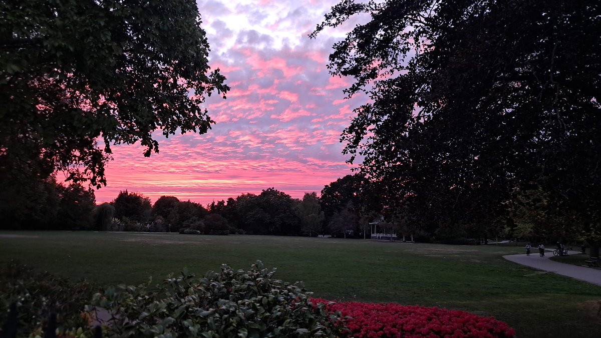 CB_cycles's tweet photo. Caught a glimpse of this evenings red sky from Vivary Park in Taunton earlier #sunset #redsky https://t.co/xwXC8ogAwR