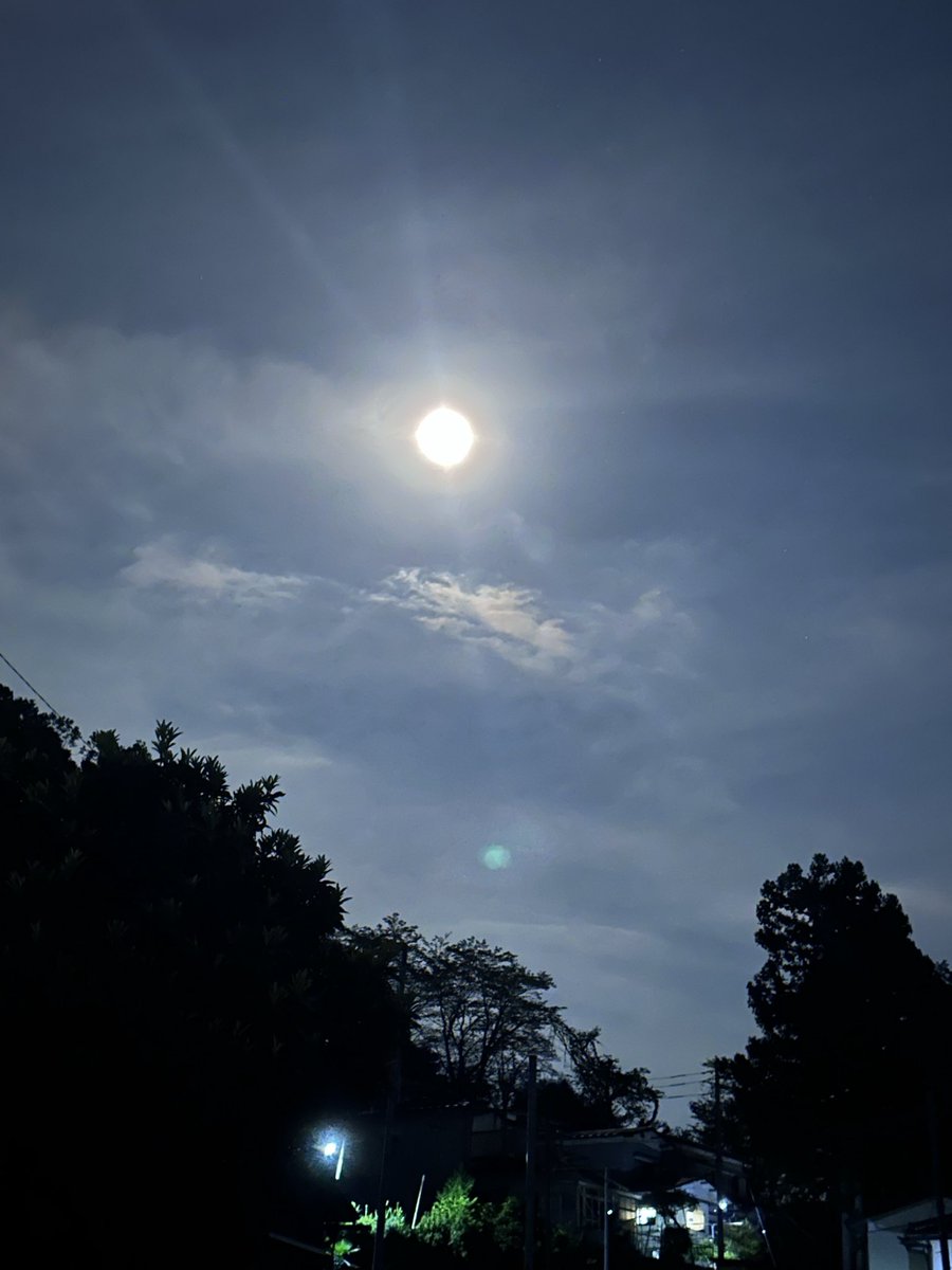 ybsradiofun's tweet photo. おはようございます

今朝の上野原は、一面灰色の雲に覆われ雨が降ったりやんだりしています

気温は21.0℃、日差しもなく時折風も吹いていて少し肌寒い感じがします

昨日は十五夜「中秋の名月」、綺麗な月が見られました

月見ダンゴと月見まんじゅうも美味しくいただきます

 #ミュートレック https://t.co/lQhRPc1Bv4