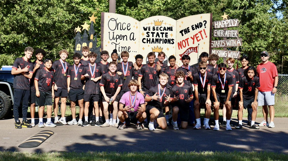 DCSeNews's tweet photo. The Center Hill Mustangs brought the school spirit to the streets for a fantastic Homecoming Parade! #RTH #TeamDCS #BeTheStandard https://t.co/doAC6lHNGD
