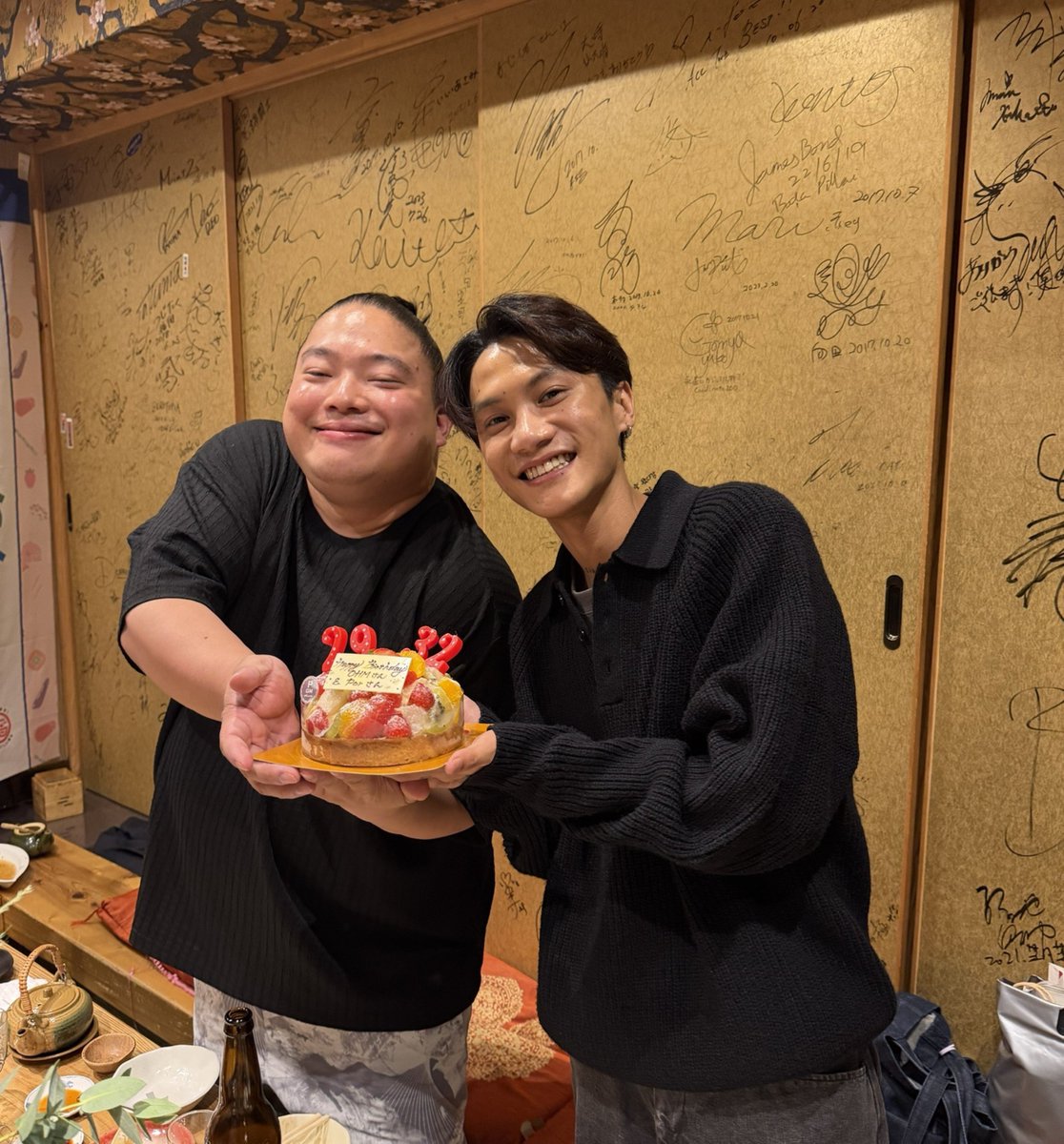 tomisakae411's tweet photo. 今日は #VIVANT チョッキー役のOHMさん（29歳）のお誕生日です🎂🇹🇭✨
博多で海鮮料理や串焼き、ラーメンを食べながら、9/17が誕生日だったマネージャーのPorさん（32歳）も一緒にお祝いしました🎉✨
สุขสันต์วันเกิด🥳

2人にとって素敵な一年になりますように🙏✨
またぜひ日本に遊びに来て下さい✈️🇯🇵 https://t.co/EhC8yoeXNh