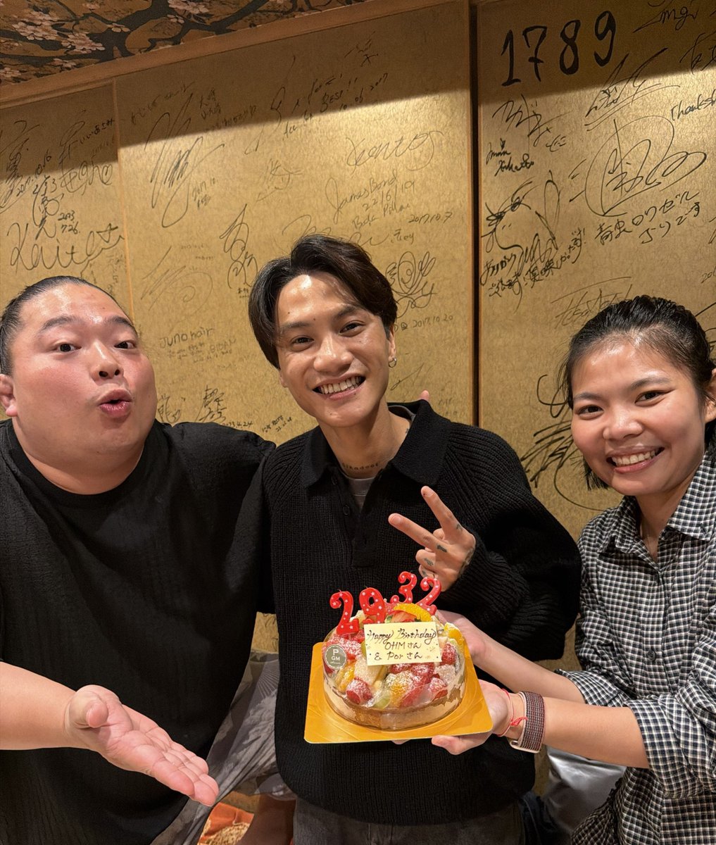 tomisakae411's tweet photo. 今日は #VIVANT チョッキー役のOHMさん（29歳）のお誕生日です🎂🇹🇭✨
博多で海鮮料理や串焼き、ラーメンを食べながら、9/17が誕生日だったマネージャーのPorさん（32歳）も一緒にお祝いしました🎉✨
สุขสันต์วันเกิด🥳

2人にとって素敵な一年になりますように🙏✨
またぜひ日本に遊びに来て下さい✈️🇯🇵 https://t.co/EhC8yoeXNh