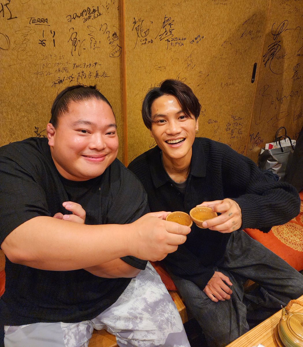 tomisakae411's tweet photo. 今日は #VIVANT チョッキー役のOHMさん（29歳）のお誕生日です🎂🇹🇭✨
博多で海鮮料理や串焼き、ラーメンを食べながら、9/17が誕生日だったマネージャーのPorさん（32歳）も一緒にお祝いしました🎉✨
สุขสันต์วันเกิด🥳

2人にとって素敵な一年になりますように🙏✨
またぜひ日本に遊びに来て下さい✈️🇯🇵 https://t.co/EhC8yoeXNh