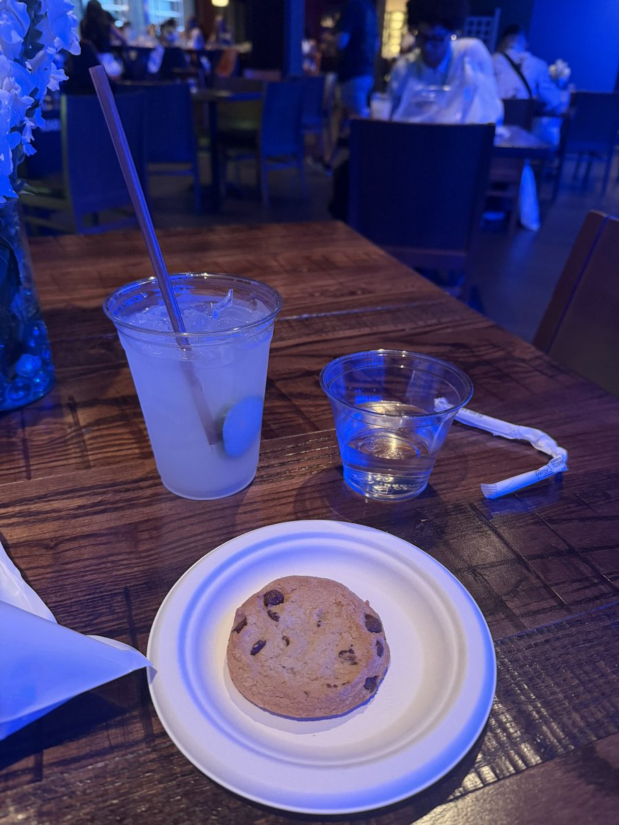 speaknoweva's tweet photo. found this photo i took in the eternal sunshine tour lounge. bitch that’s my cookie that’s my juice 🍪🧃 https://t.co/i9gYl4eylJ