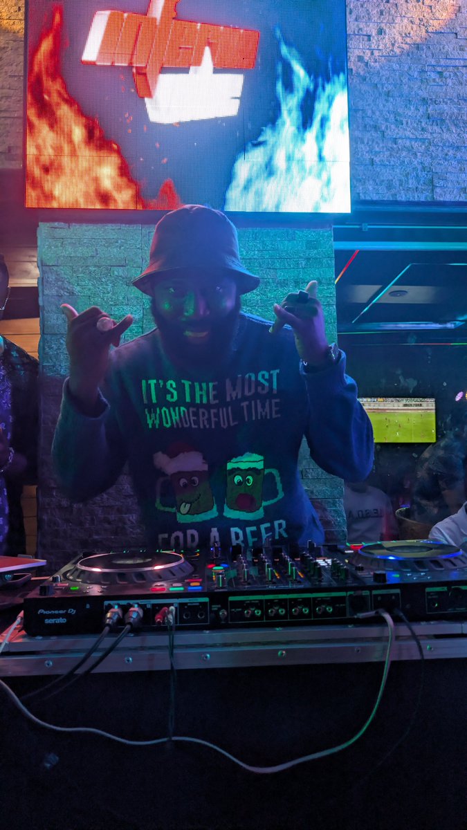NnamukaAnthony's tweet photo. I drop 20k for DJ deck make E play me Pansa by Seyi vibez, E ask me if Na from E latest album, I tell am yes. As DJ play d jam, everywhere burst , DJ refund my money, tell me thank you.... #swagun @seyi_vibez https://t.co/HDqHBkhW3s