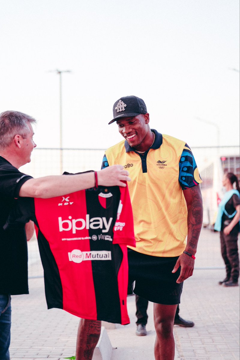ColonOficial's tweet photo. ¡𝐂𝐋𝐀𝐑𝐎 𝐐𝐔𝐄 𝐒𝐈, 𝐑𝐎𝐍𝐀𝐋! ❤️🖤 

Con la presencia de Eduardo Stawski, integrante de la comisión directiva, se le hizo entrega de una camiseta del campeón de la ciudad al atleta colombiano.

#SomosSantaFe ❤️🖤 https://t.co/fF0YxYThVz
