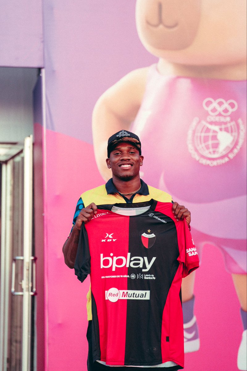 ColonOficial's tweet photo. ¡𝐂𝐋𝐀𝐑𝐎 𝐐𝐔𝐄 𝐒𝐈, 𝐑𝐎𝐍𝐀𝐋! ❤️🖤 

Con la presencia de Eduardo Stawski, integrante de la comisión directiva, se le hizo entrega de una camiseta del campeón de la ciudad al atleta colombiano.

#SomosSantaFe ❤️🖤 https://t.co/fF0YxYThVz