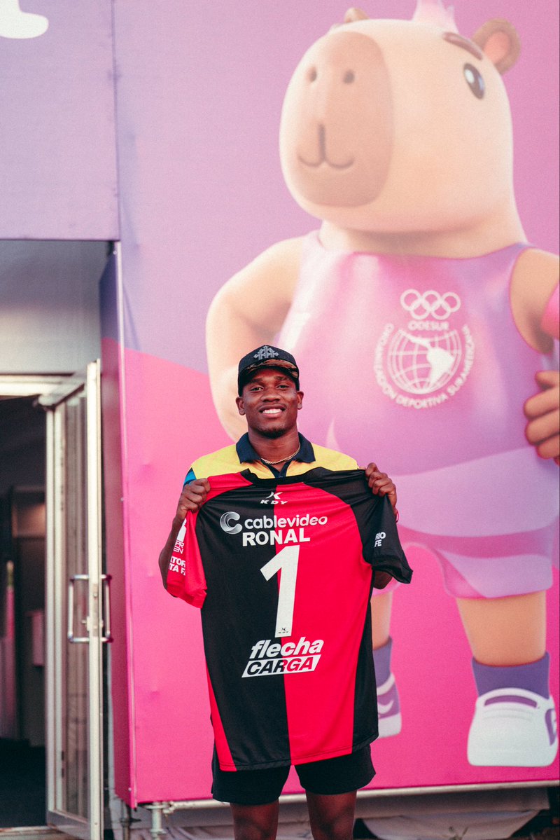 ColonOficial's tweet photo. ¡𝐂𝐋𝐀𝐑𝐎 𝐐𝐔𝐄 𝐒𝐈, 𝐑𝐎𝐍𝐀𝐋! ❤️🖤 

Con la presencia de Eduardo Stawski, integrante de la comisión directiva, se le hizo entrega de una camiseta del campeón de la ciudad al atleta colombiano.

#SomosSantaFe ❤️🖤 https://t.co/fF0YxYThVz