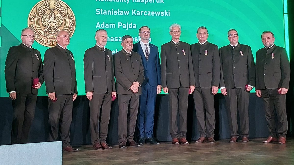 Pawel_Salek's tweet photo. 🌲 70 lat BULiGL! W @SGGW_Warszawa świętowaliśmy jubileusz Biura Urządzania Lasu i Geodezji Leśnej.
🗺️ Przez siedem dekad pracownicy Biura przygotowali 3 770 opracowań planów urządzenia lasu dla nadleśnictw Lasów Państwowych. Skartowali i opisali około 7 milionów hektarów siedlisk leśnych. 2,6 hektarów płatów roślinności zostało opisane w ramach prac fitosocjologicznych. To ogromna, skrupulatna praca, która pomaga planować gospodarkę leśną i dbać o polskie lasy.
🌳 Dziś niestety w polskim rządzie są ludzie, którzy nie doceniają tej ciężkiej pracy i decyzjami motywowanymi ideologicznie niszczą uporządkowany model polskiej gospodarki leśnej. Model, który pozwolił nam zadbać o piękne lasy, a jednocześnie zapewnia surowiec potrzebny do rozwoju naszej gospodarki. Skutki tych złych decyzji mogą być katastrofalne. 
🤝 Wszystkim pracownikom Biura życzę pomyślności, kolejnych sukcesów i spokoju w niespokojnych czasach. Ich doświadczenie i dorobek to jeden z filarów polskiego modelu zrównoważonej gospodarki leśnej. Warto ten dorobek chronić i rozwijać.
🏅 @prezydentpl @NawrockiKn odznaczył zasłużonych pracowników BULiGL m. in. Złotymi i Srebrnymi Krzyżami Zasługi oraz Medalami za Długoletnią Służbę. Podczas uroczystości odznaczenia wręczył doradca Prezydenta RP @SlawekMazurek. 
@pisorgpl @CzarnekP @ma_golinska @KSZNOSiL_NSZZ_S @RadioMaryja @TV_Trwam @NaszDziennik @niezaleznapl @RepublikaTV @GPtygodnik @wPolityce_pl @wPolscepl @NewsmaxPolska @RadioWNET @niedziela_pl @Liziniewicz @PiotrKrupa1 @rutkem @rafal_stefaniuk