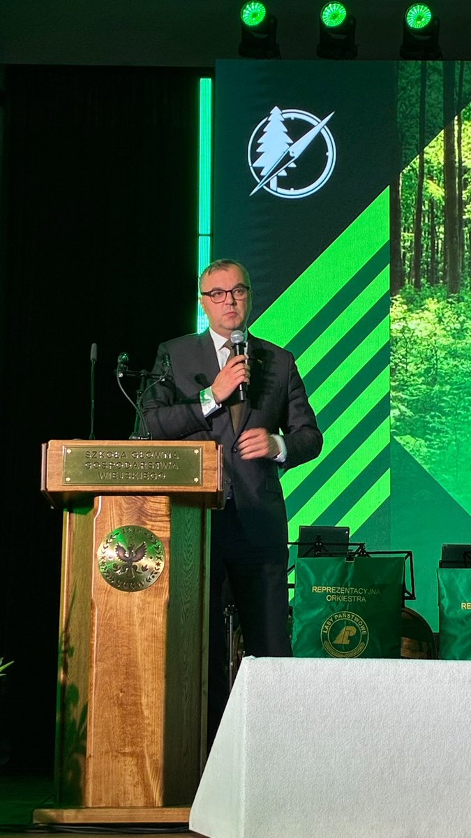 Pawel_Salek's tweet photo. 🌲 70 lat BULiGL! W @SGGW_Warszawa świętowaliśmy jubileusz Biura Urządzania Lasu i Geodezji Leśnej.
🗺️ Przez siedem dekad pracownicy Biura przygotowali 3 770 opracowań planów urządzenia lasu dla nadleśnictw Lasów Państwowych. Skartowali i opisali około 7 milionów hektarów siedlisk leśnych. 2,6 hektarów płatów roślinności zostało opisane w ramach prac fitosocjologicznych. To ogromna, skrupulatna praca, która pomaga planować gospodarkę leśną i dbać o polskie lasy.
🌳 Dziś niestety w polskim rządzie są ludzie, którzy nie doceniają tej ciężkiej pracy i decyzjami motywowanymi ideologicznie niszczą uporządkowany model polskiej gospodarki leśnej. Model, który pozwolił nam zadbać o piękne lasy, a jednocześnie zapewnia surowiec potrzebny do rozwoju naszej gospodarki. Skutki tych złych decyzji mogą być katastrofalne. 
🤝 Wszystkim pracownikom Biura życzę pomyślności, kolejnych sukcesów i spokoju w niespokojnych czasach. Ich doświadczenie i dorobek to jeden z filarów polskiego modelu zrównoważonej gospodarki leśnej. Warto ten dorobek chronić i rozwijać.
🏅 @prezydentpl @NawrockiKn odznaczył zasłużonych pracowników BULiGL m. in. Złotymi i Srebrnymi Krzyżami Zasługi oraz Medalami za Długoletnią Służbę. Podczas uroczystości odznaczenia wręczył doradca Prezydenta RP @SlawekMazurek. 
@pisorgpl @CzarnekP @ma_golinska @KSZNOSiL_NSZZ_S @RadioMaryja @TV_Trwam @NaszDziennik @niezaleznapl @RepublikaTV @GPtygodnik @wPolityce_pl @wPolscepl @NewsmaxPolska @RadioWNET @niedziela_pl @Liziniewicz @PiotrKrupa1 @rutkem @rafal_stefaniuk