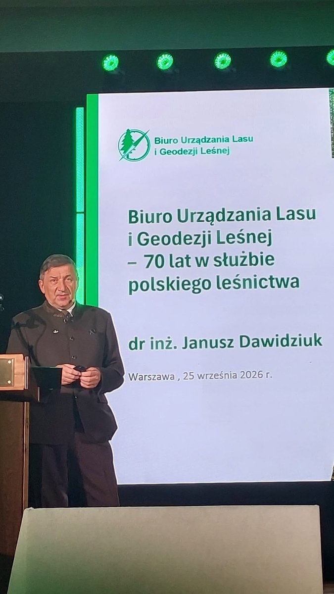Pawel_Salek's tweet photo. 🌲 70 lat BULiGL! W @SGGW_Warszawa świętowaliśmy jubileusz Biura Urządzania Lasu i Geodezji Leśnej.
🗺️ Przez siedem dekad pracownicy Biura przygotowali 3 770 opracowań planów urządzenia lasu dla nadleśnictw Lasów Państwowych. Skartowali i opisali około 7 milionów hektarów siedlisk leśnych. 2,6 hektarów płatów roślinności zostało opisane w ramach prac fitosocjologicznych. To ogromna, skrupulatna praca, która pomaga planować gospodarkę leśną i dbać o polskie lasy.
🌳 Dziś niestety w polskim rządzie są ludzie, którzy nie doceniają tej ciężkiej pracy i decyzjami motywowanymi ideologicznie niszczą uporządkowany model polskiej gospodarki leśnej. Model, który pozwolił nam zadbać o piękne lasy, a jednocześnie zapewnia surowiec potrzebny do rozwoju naszej gospodarki. Skutki tych złych decyzji mogą być katastrofalne. 
🤝 Wszystkim pracownikom Biura życzę pomyślności, kolejnych sukcesów i spokoju w niespokojnych czasach. Ich doświadczenie i dorobek to jeden z filarów polskiego modelu zrównoważonej gospodarki leśnej. Warto ten dorobek chronić i rozwijać.
🏅 @prezydentpl @NawrockiKn odznaczył zasłużonych pracowników BULiGL m. in. Złotymi i Srebrnymi Krzyżami Zasługi oraz Medalami za Długoletnią Służbę. Podczas uroczystości odznaczenia wręczył doradca Prezydenta RP @SlawekMazurek. 
@pisorgpl @CzarnekP @ma_golinska @KSZNOSiL_NSZZ_S @RadioMaryja @TV_Trwam @NaszDziennik @niezaleznapl @RepublikaTV @GPtygodnik @wPolityce_pl @wPolscepl @NewsmaxPolska @RadioWNET @niedziela_pl @Liziniewicz @PiotrKrupa1 @rutkem @rafal_stefaniuk