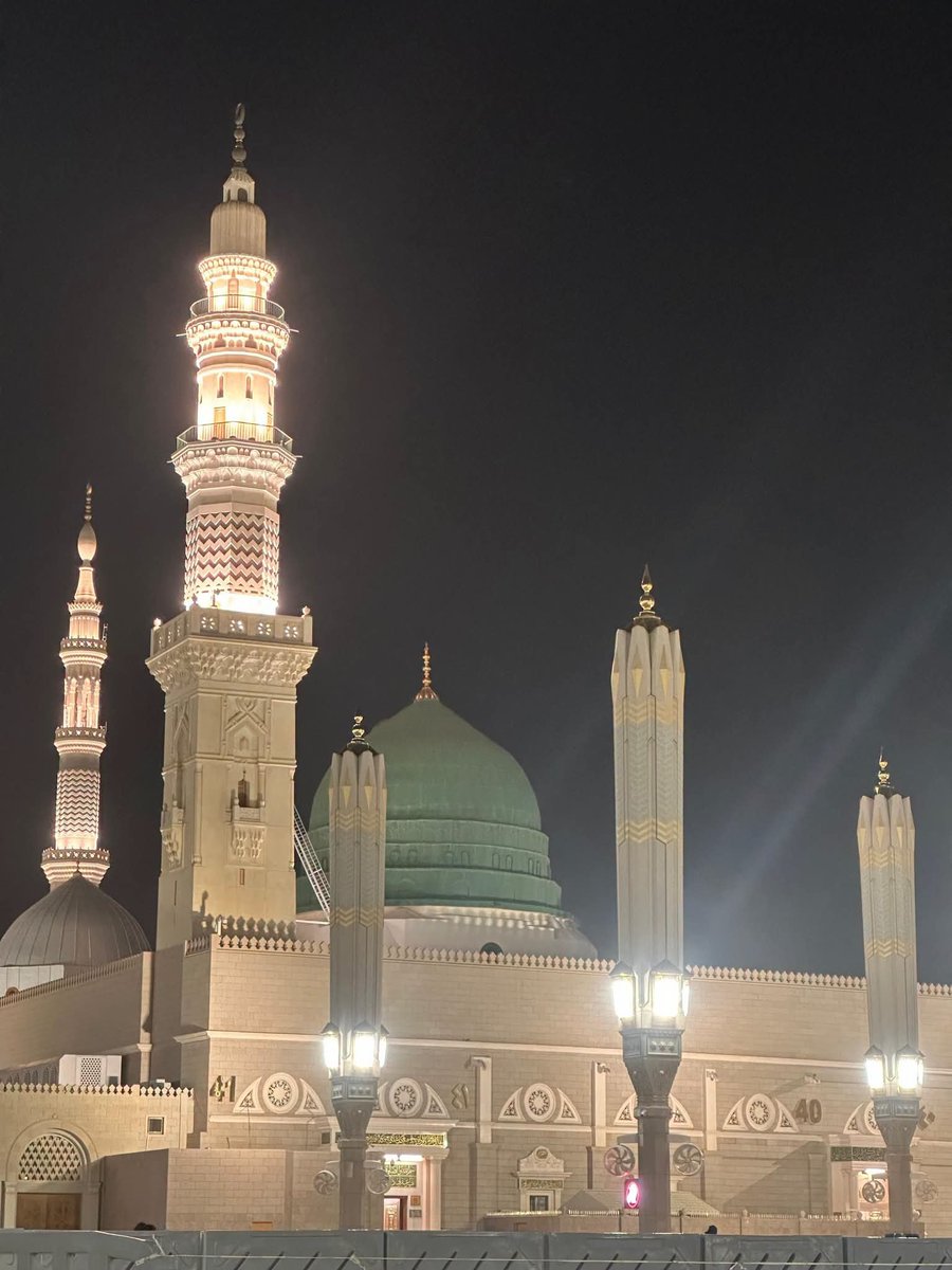 95gkp's tweet photo. اَلسَلامُ عَلَيْكُم وَرَحْمَةُ اَللهِ وَبَرَكاتُهُ
صبح بخیر زندگی
جب انسان دنیا کی تلخیوں سے تھک جائے، جب ہر طرف سے مایوسی گھیر لے، تو مدینے والے آقا ﷺ پر درود و سلام بھیج کر دیکھیے۔ آپ محسوس کریں گے کہ جیسے ایک ٹھنڈی اور بوجھ ہلکا کر دینے والی ہوا آپ کے وجود کو چھو کر گزر گئی ہو ❤️