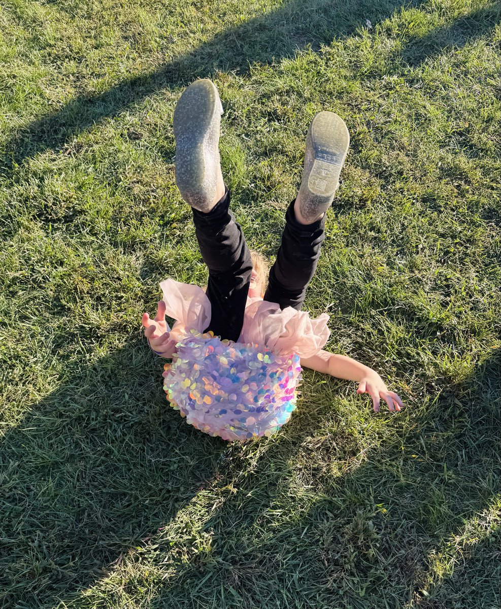 GL1TT3RGH0ST's tweet photo. Having fun at the fall festival I love playing my art is very cool I don’t know what to say thank you https://t.co/PjoxY2rBcB