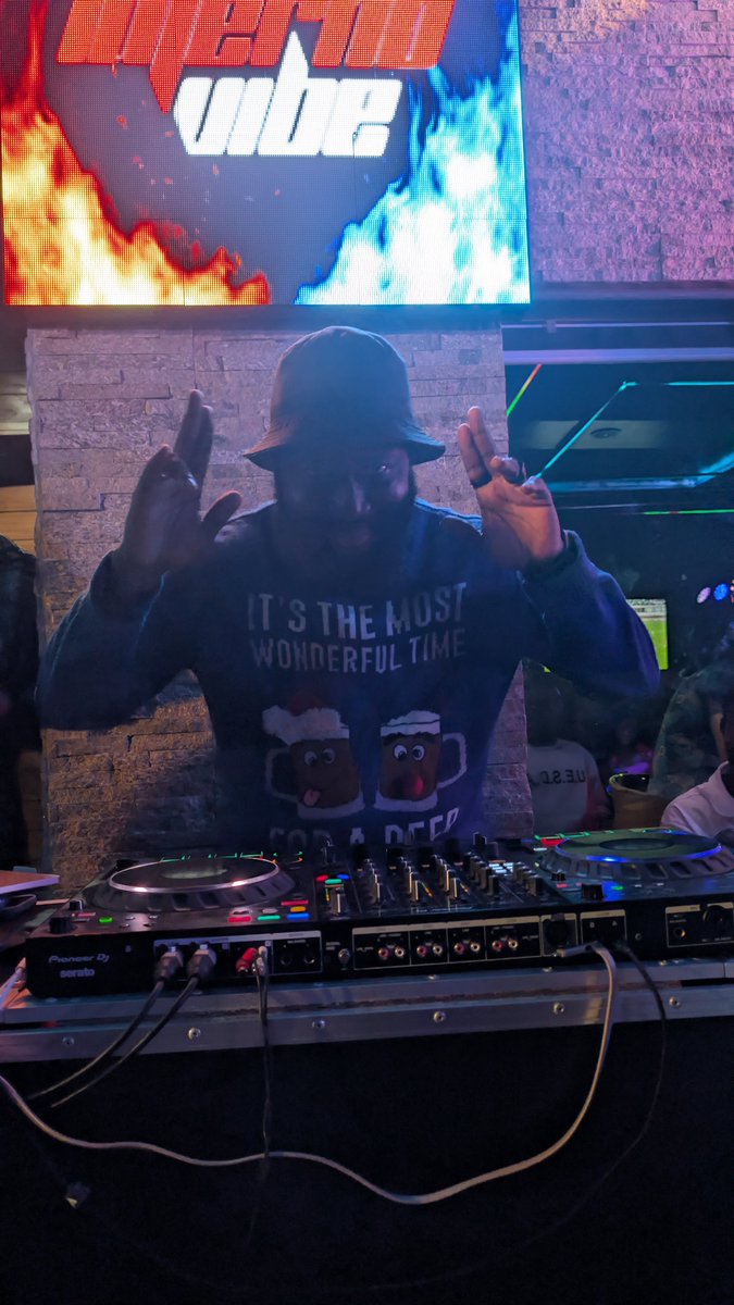 NnamukaAnthony's tweet photo. I drop 20k for DJ deck make E play me Pansa by Seyi vibez, E ask me if Na from E latest album, I tell am yes. As DJ play d jam, everywhere burst , DJ refund my money, tell me thank you.... #swagun @seyi_vibez https://t.co/HDqHBkhW3s