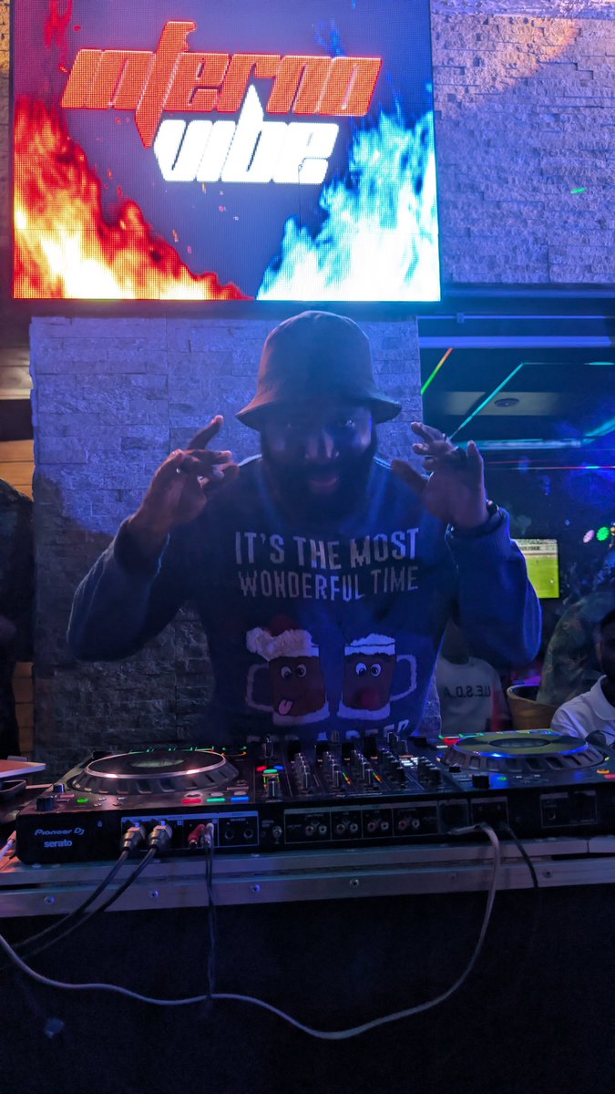 NnamukaAnthony's tweet photo. I drop 20k for DJ deck make E play me Pansa by Seyi vibez, E ask me if Na from E latest album, I tell am yes. As DJ play d jam, everywhere burst , DJ refund my money, tell me thank you.... #swagun @seyi_vibez https://t.co/HDqHBkhW3s